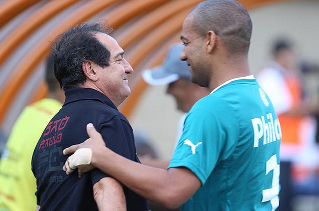 Muricy Ramalho (esq.) abra�a o zagueiro Rodrigo, do Goi�s, antes de jogo no Serra Dourada