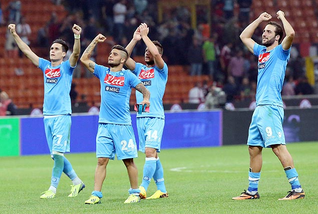 Jogadores do Milan comemoram uma vitria no Campeonato Italiano deste ano