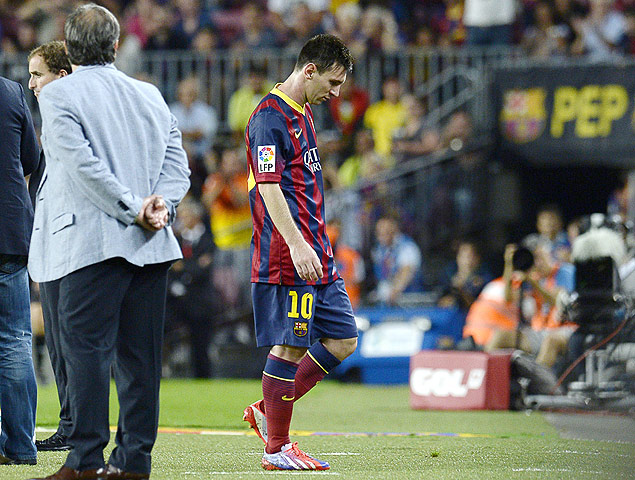 O atacante Lionel Messi nem olha para Martino ao ser substitudo no jogo do Bara contra a Real Sociedad