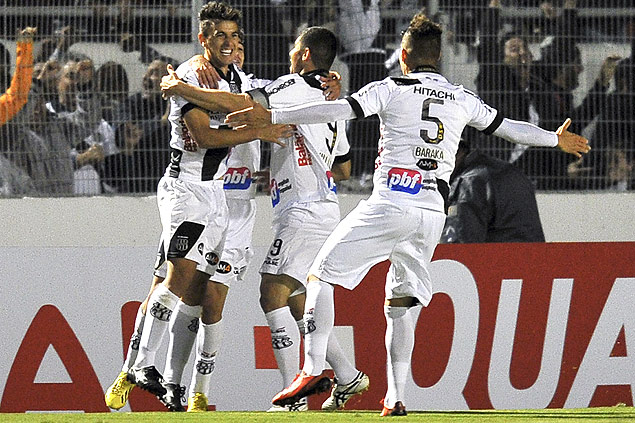 Jogadores da Ponte Preta festejam gol de Uendel ( esquerda) contra o Deportivo Pasto