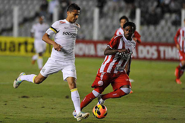 Ccero carrega a bola durante jogo do Santos contra o Nutico