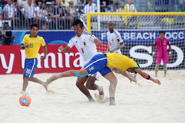 Masahito Toma disputa bola com o brasileiro Bruno Xavier em jogo pelas quartas de final da Copa do Mundo