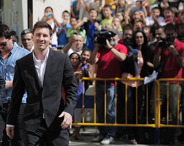 Messi, em traje de gala, deixa o Tribunal de Gav nesta sexta observado por torcedores e pela imprensa local 