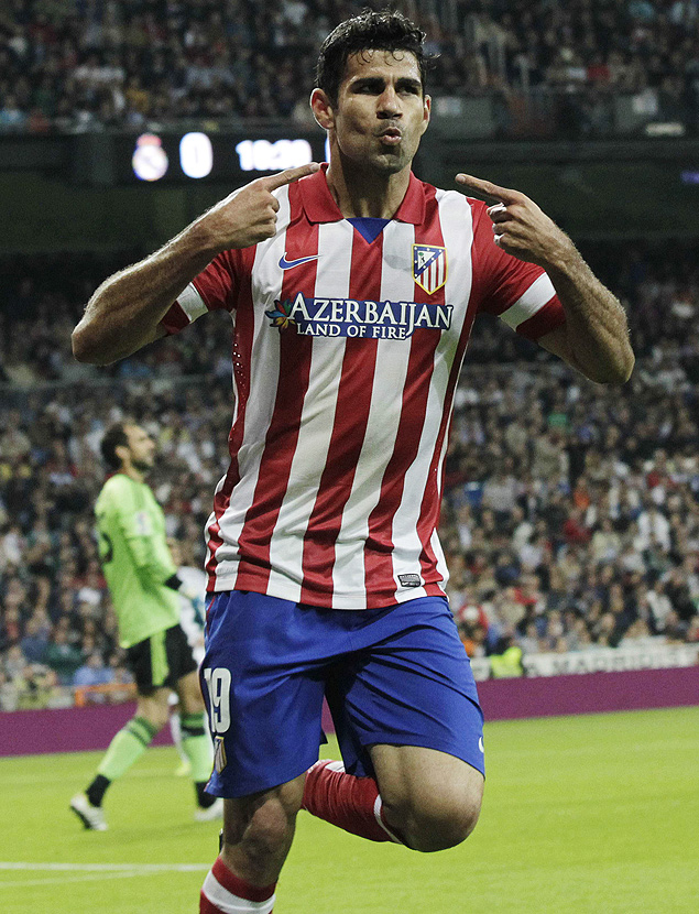O brasileiro Diego Costa comemora um gol pelo Atlético de Madri no estádio Santiago Bernabéu