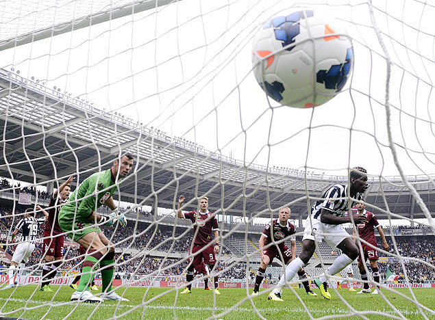 Gol do francs Paul Pogba ( direita) deu a vitria  Juventus no clssico de Turim