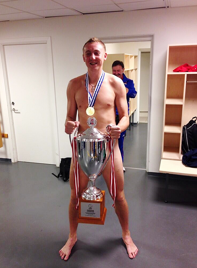Alexey Spiridonov posa com o troféu do Campeonato Europeu dê vôlei