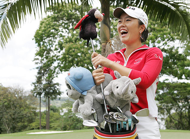 Angela Park brinca com protetores de tacos, em São Paulo, em 2007, quando foi considerada a estreante do ano no LPGA