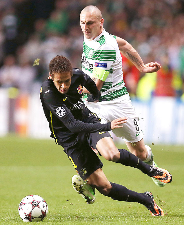 O atacante Neymar, do Barcelona, cai aps ser derrubado por Scott Brown, do Celtic