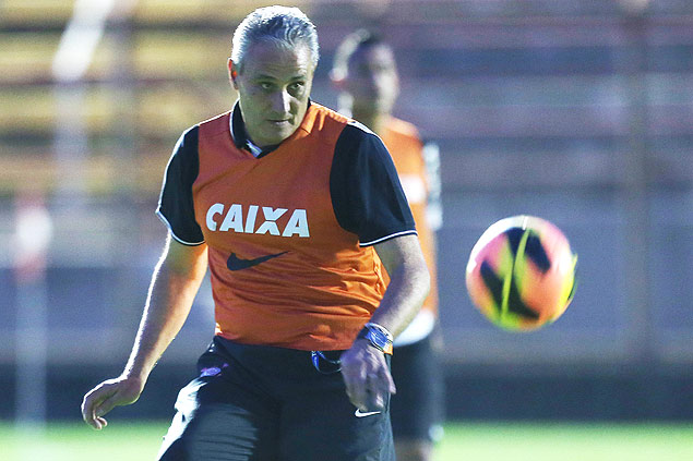 Tite participa de bate-bola em treino no Corinthians