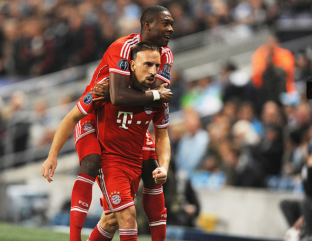 O francs Franck Ribry comemora gol do Bayern com David Alaba em suas costas