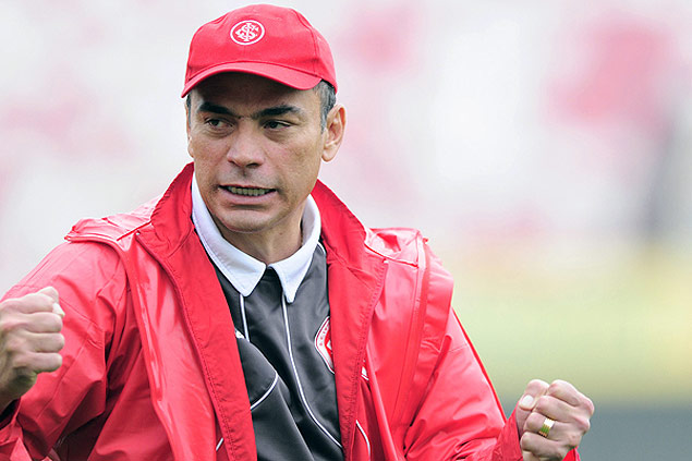 O treinador Clemer Melo assume interinamente o comando da equipe profissional do Internacional