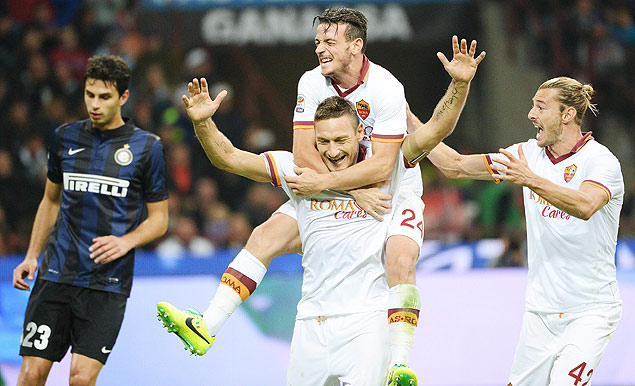 O meia Francesco Totti comemora gol marcado pela Roma em jogo contra a Inter de Milo