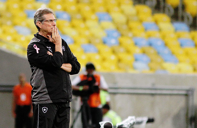Oswaldo de Oliveira observa o jogo entre Botafogo x Grmio no Maracan