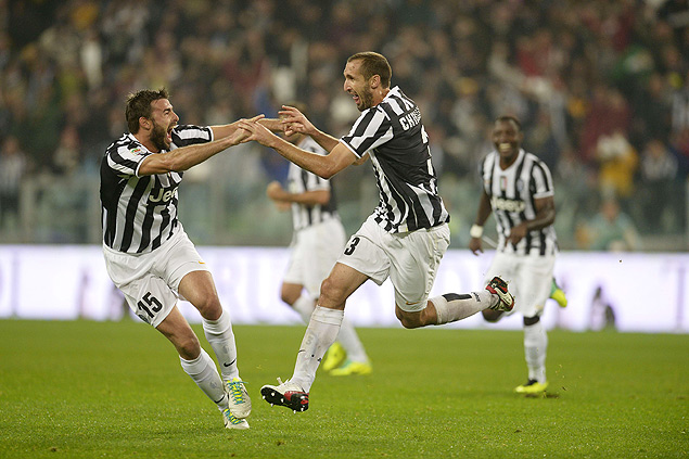 O zagueiro Chiellini, da Juventus, comemora o seu gol na vitria sobre o Milan por 3 a 2