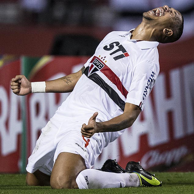O zagueiro Antnio Carlos comemora gol marcado pelo So Paulo contra o Vitria