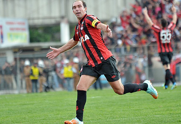 Paulo Baier festeja gol pelo Atltico-PR