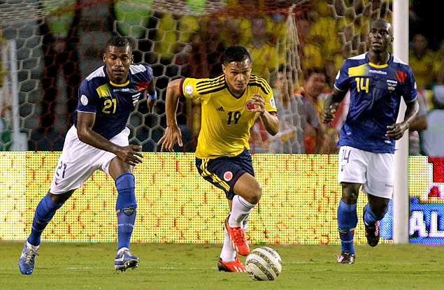 O atacante colombiano Teofilo Gutirrez conduz a bola no jogo contra o Equador, em Barranquilha 