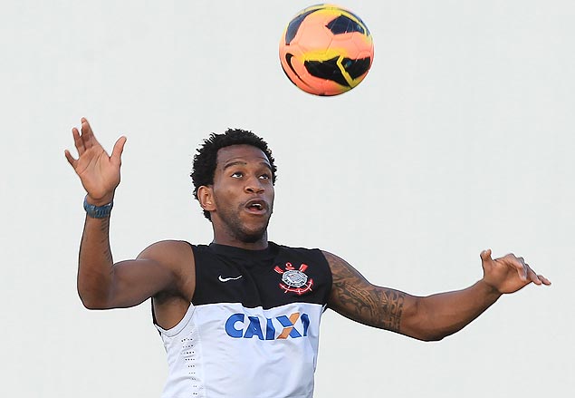 Gil cabeceia bola durante treino do Corinthians