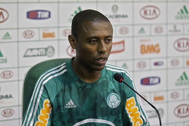 Andr Luiz concede entrevista durante treino do Palmeiras