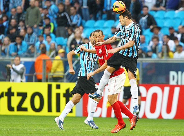 Lance do jogo entre Grmio e Inter pelo 1 turno do Campeonato Brasileiro 