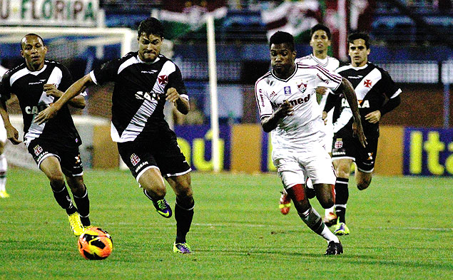 Pedro Ken, do Vasco, e Rhayner, do Fluminense, disputam a bola em Santa Catarina