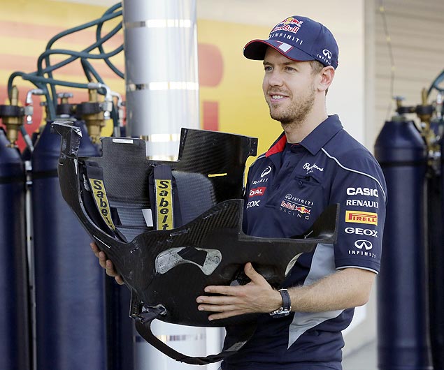 Vettel carrega parte da estrutura do assento do seu carro