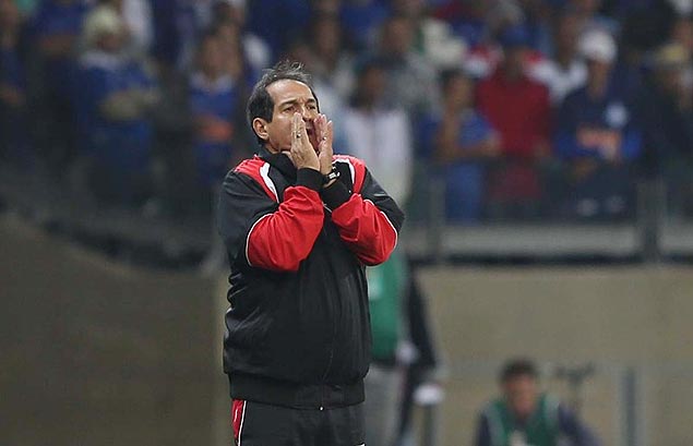Muricy Ramalho orienta a equipe durante a vitria sobre o Cruzeiro