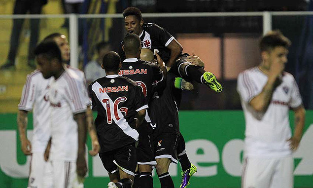 Vascanos comemoram o gol de Cris na vitria sobre o Fluminense