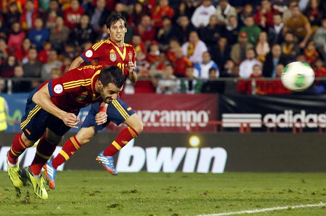 O espanhol Alvaro Negredo cabeceia para marcar o segundo gol no jogo contra Belarus pelas eliminatrias da Copa