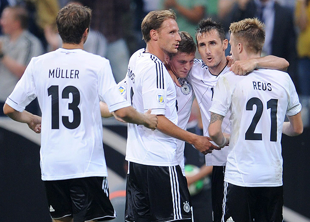 Jogadores da Alemanha comemoram um gol pelas eliminatrias da Copa do Mundo de 2014
