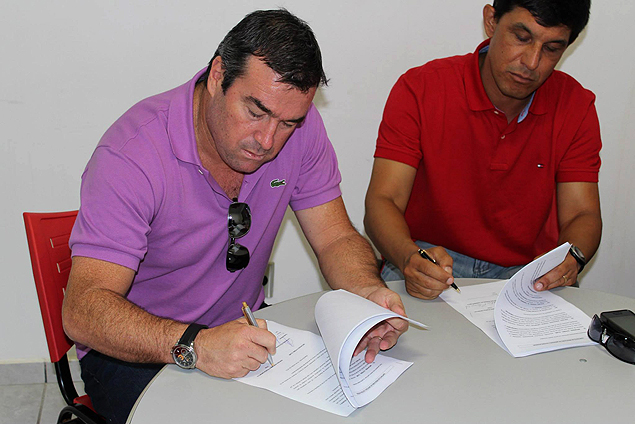 O tcnico Pintado assina contrato com o Botafogo-SP