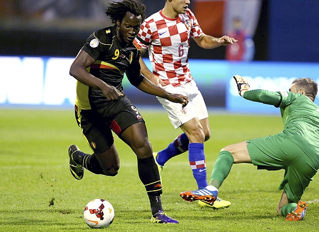 O atacante belga Romelu Lukaku disputa lance na partida contra a Crocia pelas eliminatrias para a Copa de 2014