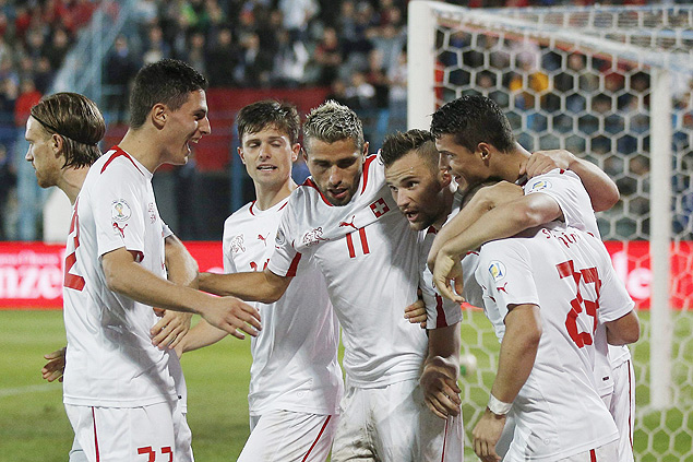 Jogadores da Sua comemoram um gol pela eliminatria europeia da Copa do Mundo de 2014