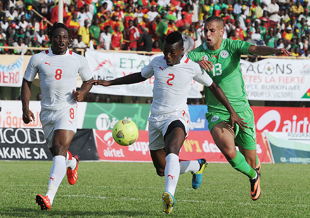 Slimani (dir.), da Arglia, disputa bola com Yago (centro), de Burkina Fasso