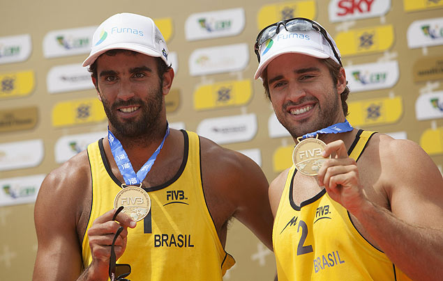 Pedro Solberg (esq.) e Bruno Schmidt mostram a medalha de ouro de torneio realizado em So Paulo