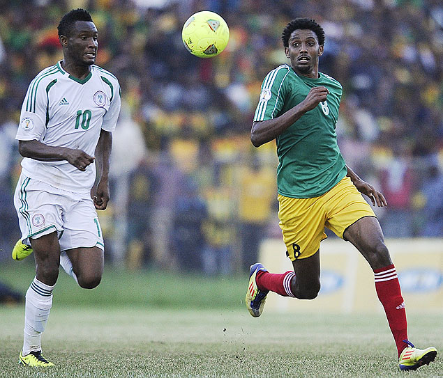 Mikel (esq.), da Nigria, disputa bola com Megersa, da Etipia