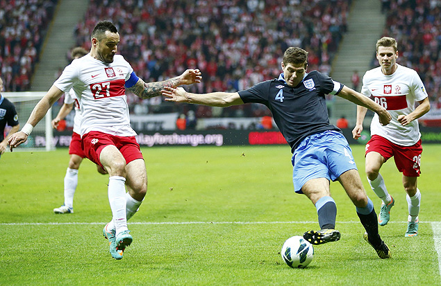 O inglês Gerrard (à direita) e o polonês Wasilewski em duelo das eliminatórias, em Varsóvia