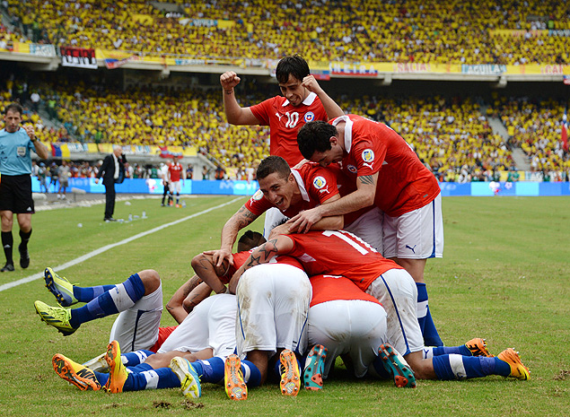 Jogadores do Chile festejam gol contra a Colmbia