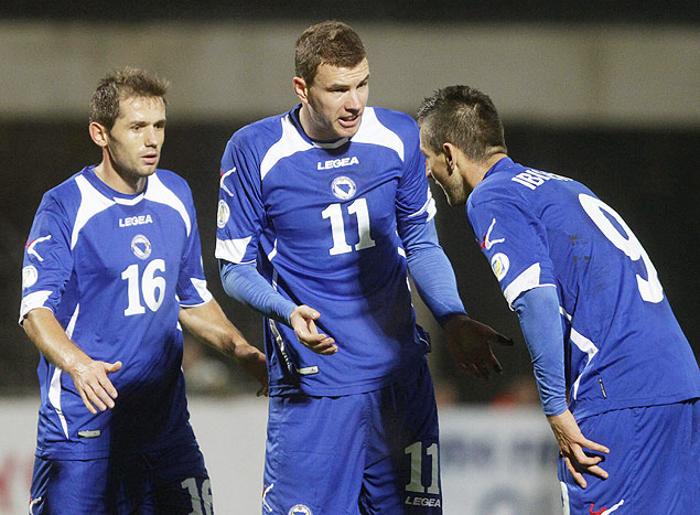 Os bsnios Lulic, Dzeko e Ibisevic, autor do gol da classificao, durante o jogo na Litunia