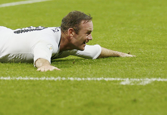 Wayne Rooney comemora seu gol diante da Polnia, no jogo que garantiu a Inglaterra na Copa de 2014