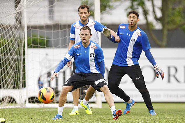 Montillo se prepara para dominar a bola durante treino do Santos