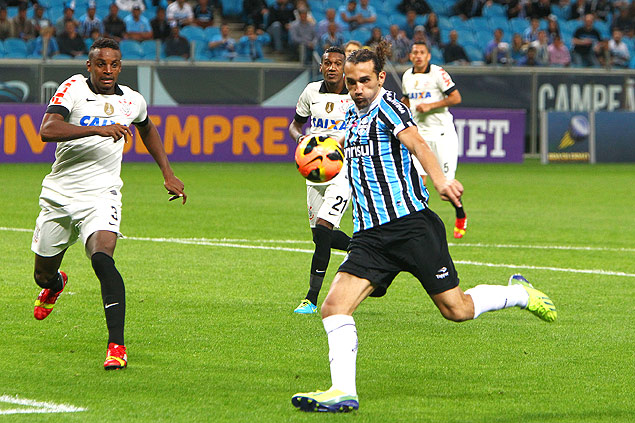Barcos chuta certeiro para fazer o gol da vitria do Grmio sobre o Corinthians