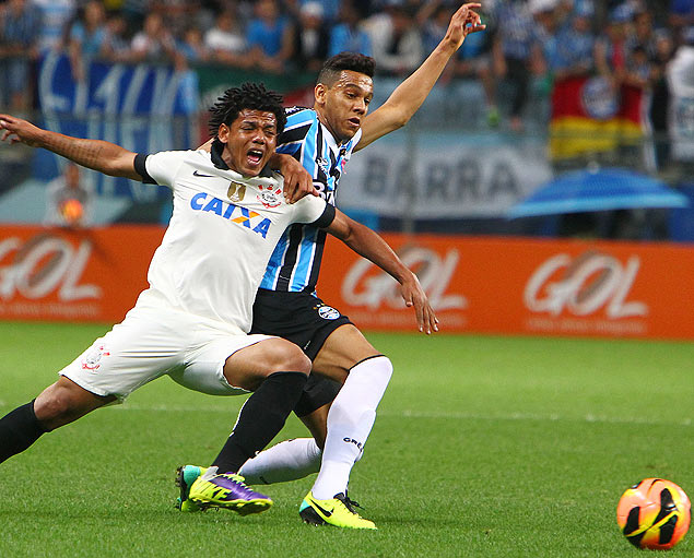 Romarinho e Souza disputam bola durante jogo entre Grmio e Corinthians, pelo Brasileiro
