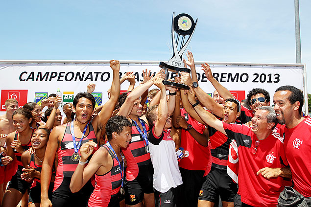 Equipe de remo do Flamengo comemora título brasileiro júnior, posteriormente dividido com o Botafogo