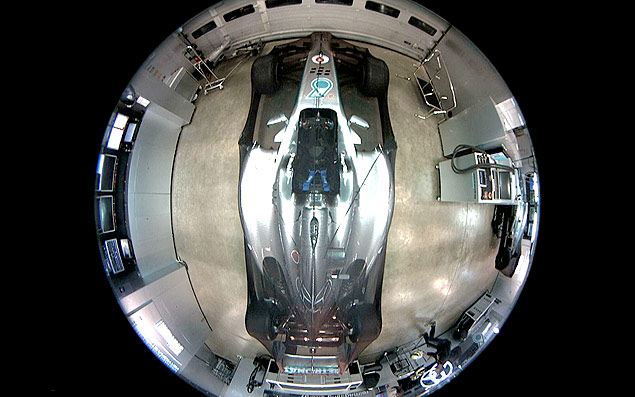 Imagem de cmera de segurana na garagem da equipe Mercedes, divulgada por Rosberg