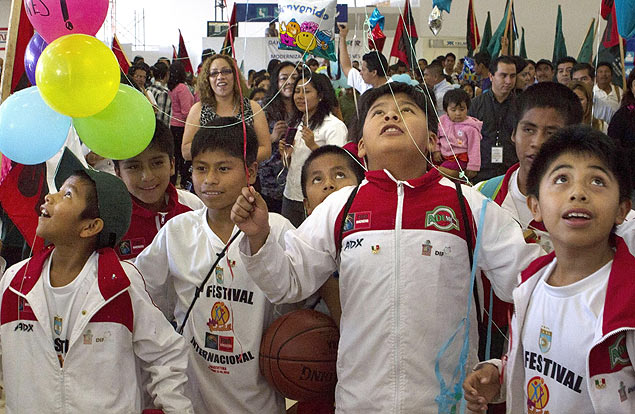Os "meninos descalos" so recebidos com festa no aeroporto internacional de Oaxaca, no sul do Mxico