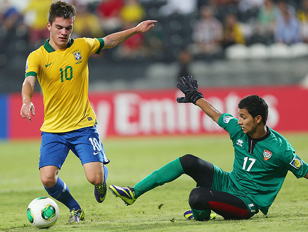 O brasileiro Nathan dribla o goleiro Mohammed Al-Shamsi, dos Emirados rabes para fazer o gol