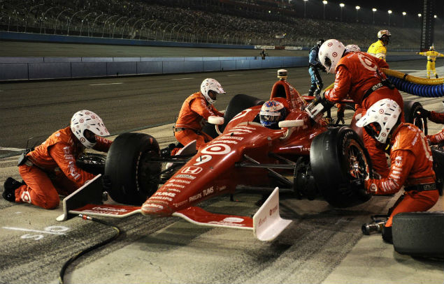 Scott Dixon faz parada nos boxes durante o GP de Fontana da Indy