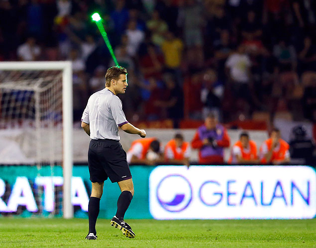O árbitro alemão Felix Brych é atingido por raio laser em jogo das eliminatórias da Copa-2014, na Sérvia