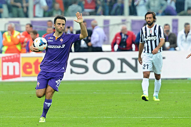 Rossi, da Fiorentina, festeja um dos seus gols, à frente de Pirlo, da Juventus